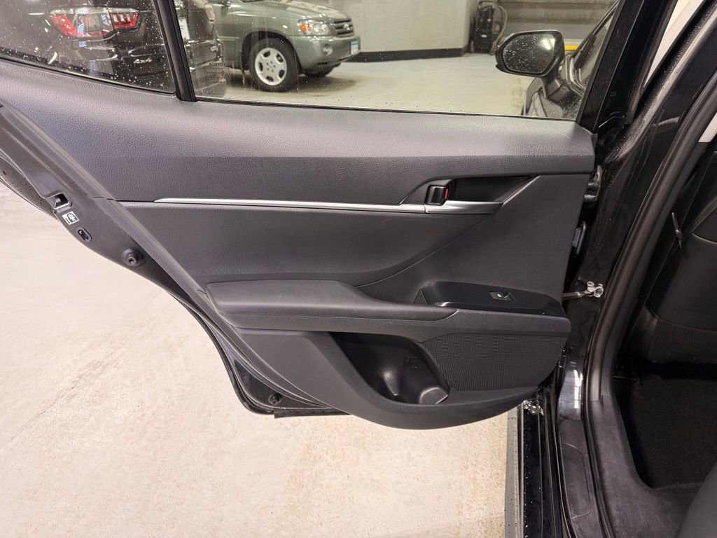 Used 2019 Toyota Camry SE image 16