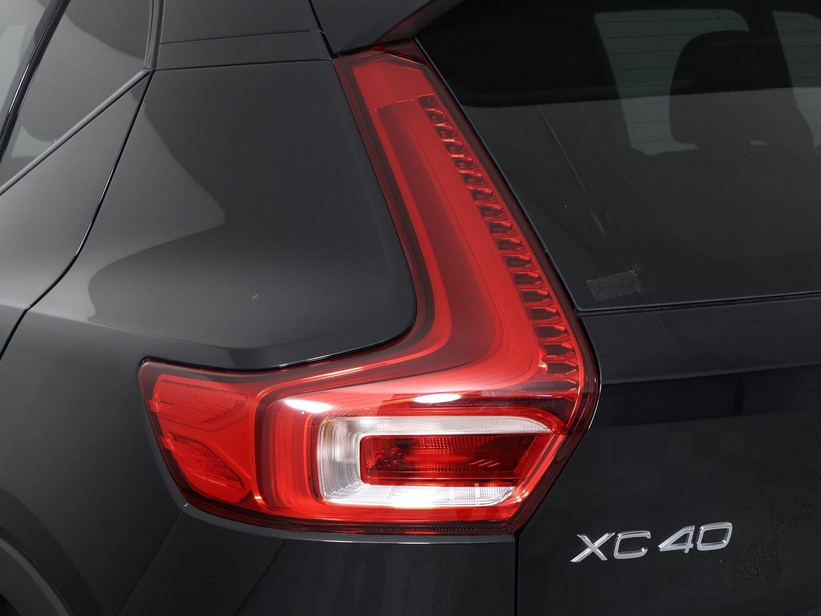 Certified 2025 Volvo XC40 B5 Plus AWD/4WD image 18