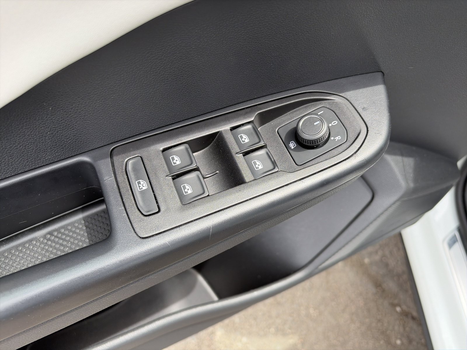 Certified 2025 Volkswagen Taos SE AWD/4WD image 15