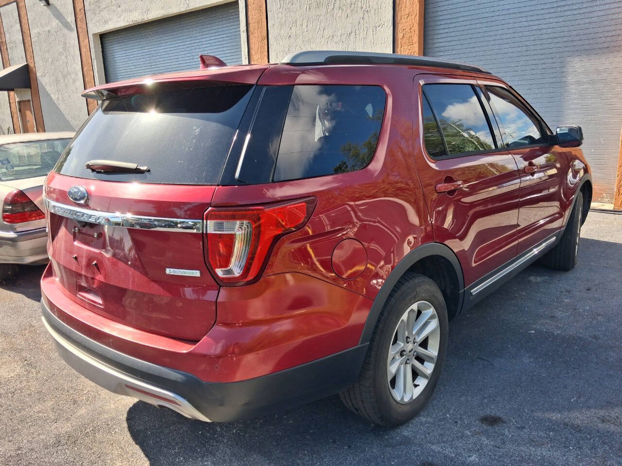 Used 2017 Ford Explorer XLT w/ Equipment Group 201A FWD image 6
