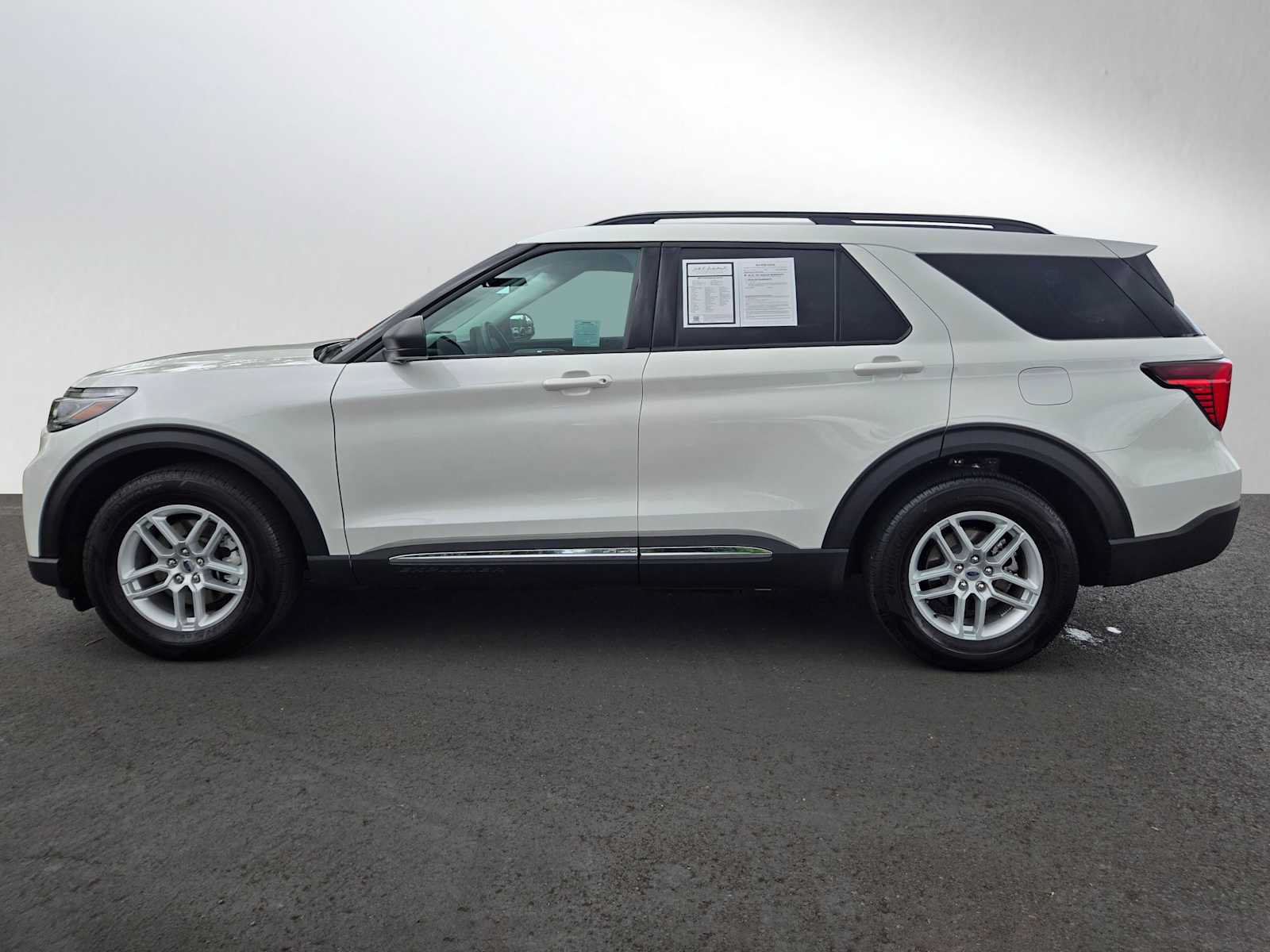 Used 2025 Ford Explorer Active w/ Active Comfort Package RWD image 6