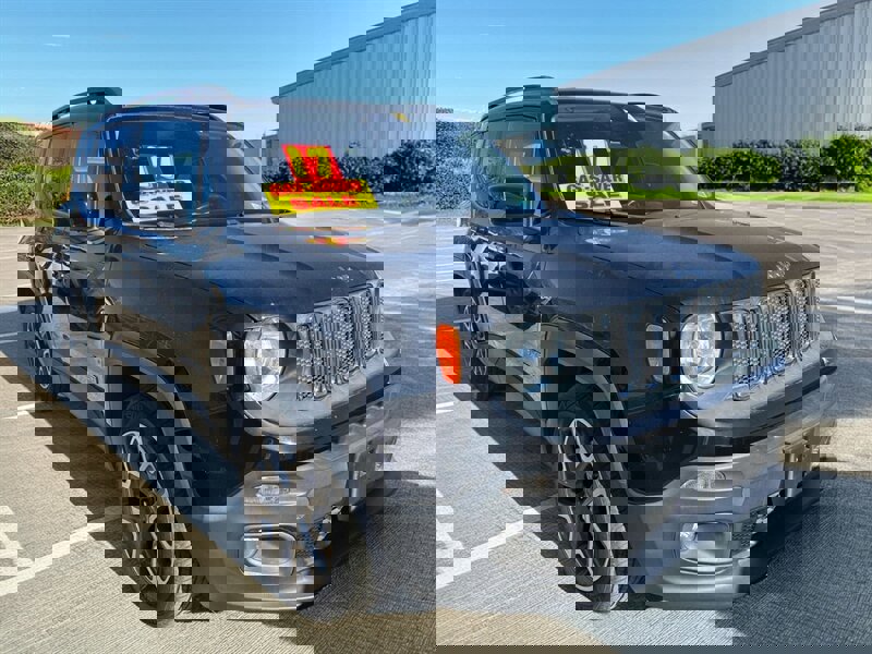 Used 2017 Jeep Renegade Latitude image 1