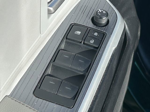Used 2025 Toyota Sienna XLE image 28