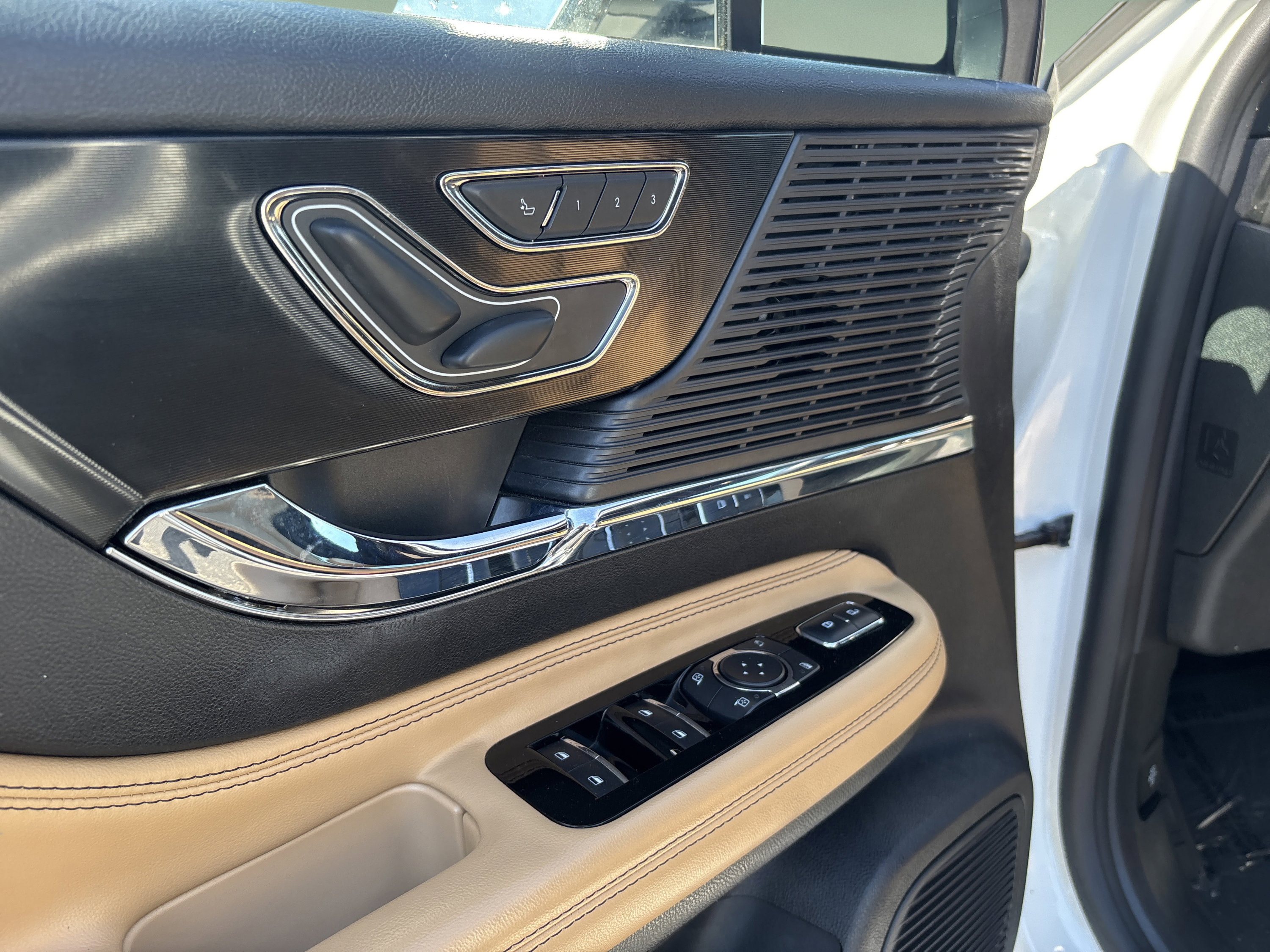 Used 2022 Lincoln Corsair Reserve w/ Equipment Group 201A AWD/4WD image 16