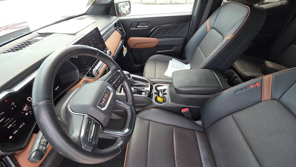Used 2024 GMC Canyon AT4 w/ AT4 Premium Package AWD/4WD image 12