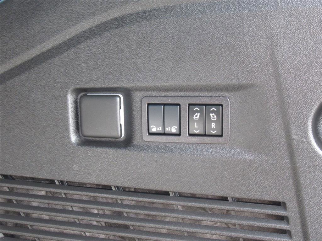 Used 2025 Chevrolet Suburban Premier image 37