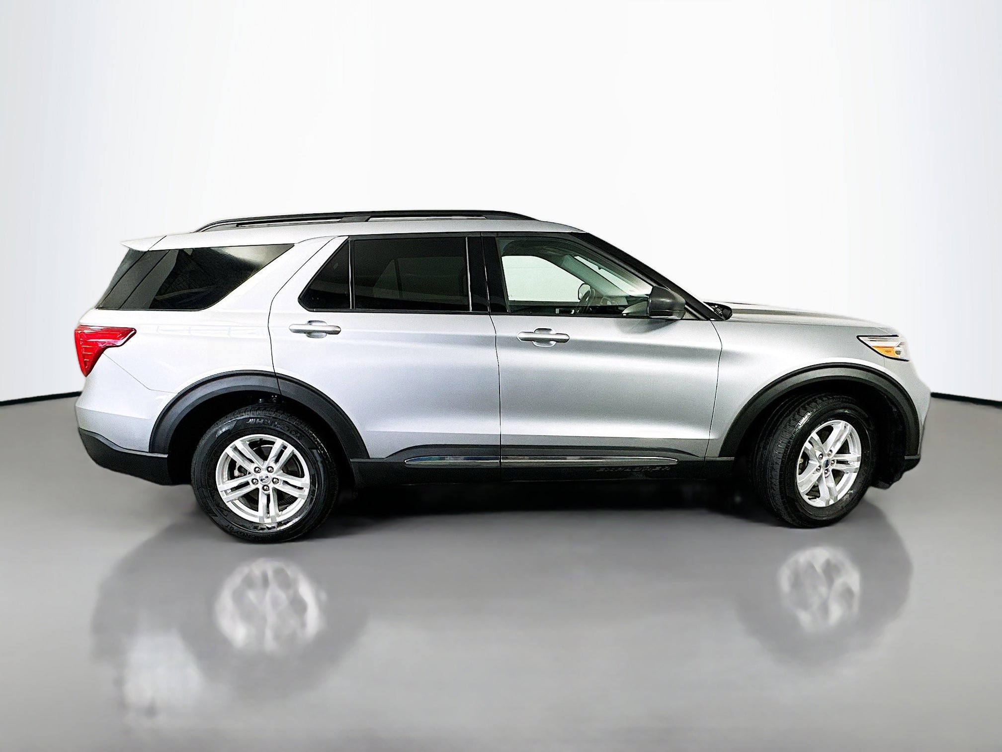 Used 2022 Ford Explorer XLT w/ Equipment Group 202A image 8