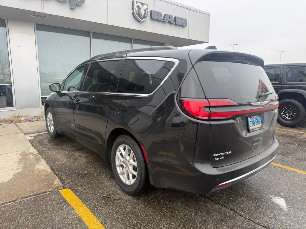 Used 2022 Chrysler Pacifica Touring-L image 9