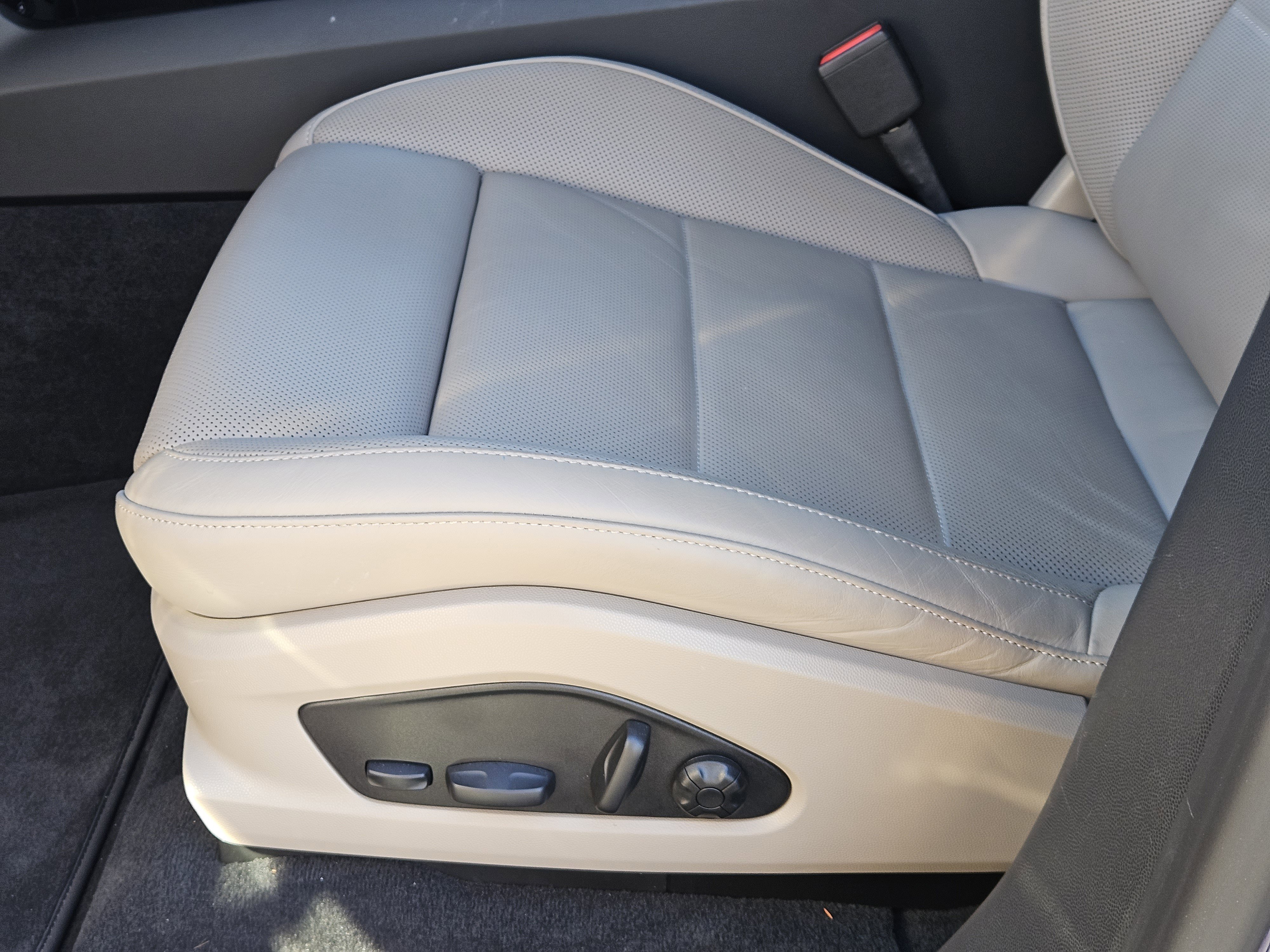 Certified 2024 Porsche Macan 4 Electric image 23