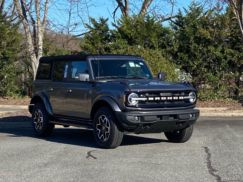 Used 2024 Ford Bronco Outer Banks image 2