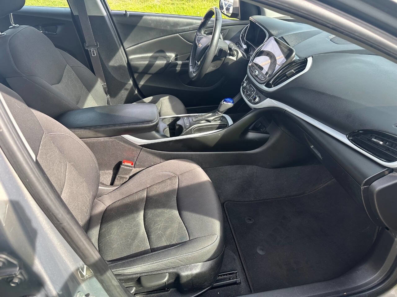 Used 2017 Chevrolet Volt LT w/ Comfort Package FWD image 11