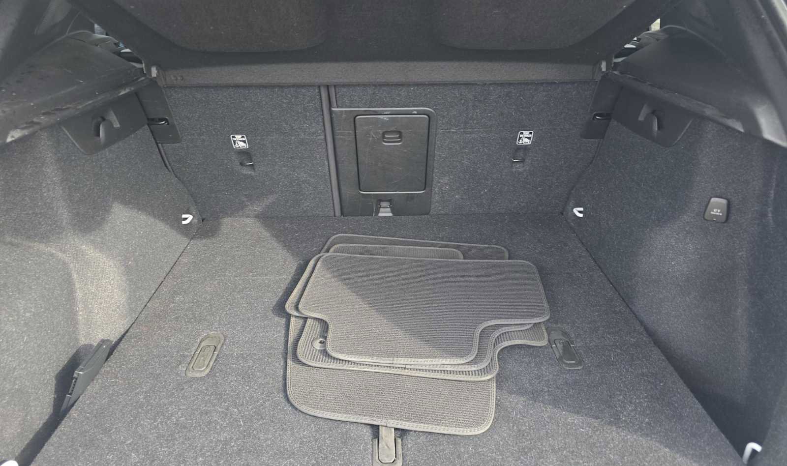 Used 2023 Volvo XC40 B4 Ultimate image 25