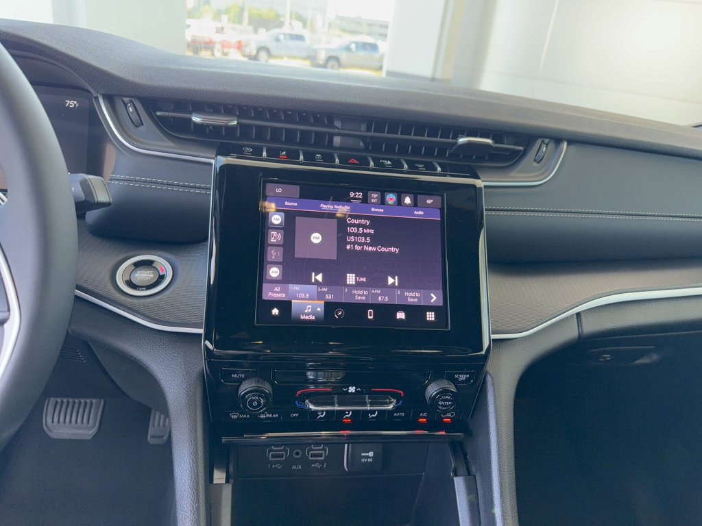 Used 2025 Jeep Grand Cherokee L Laredo image 23