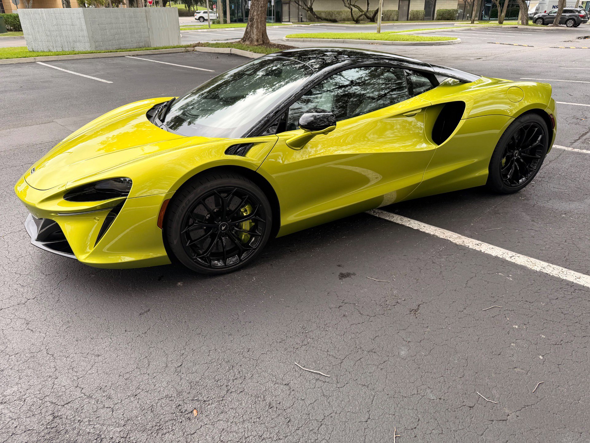 Used 2023 McLaren Artura image 4