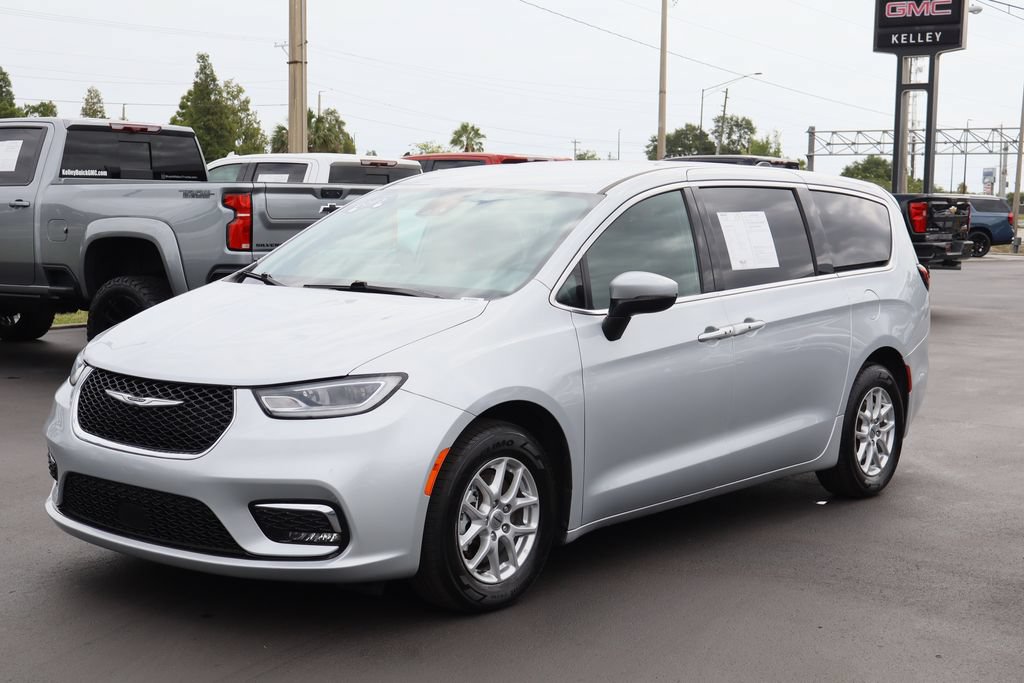 Used 2023 Chrysler Pacifica Touring FWD image 5