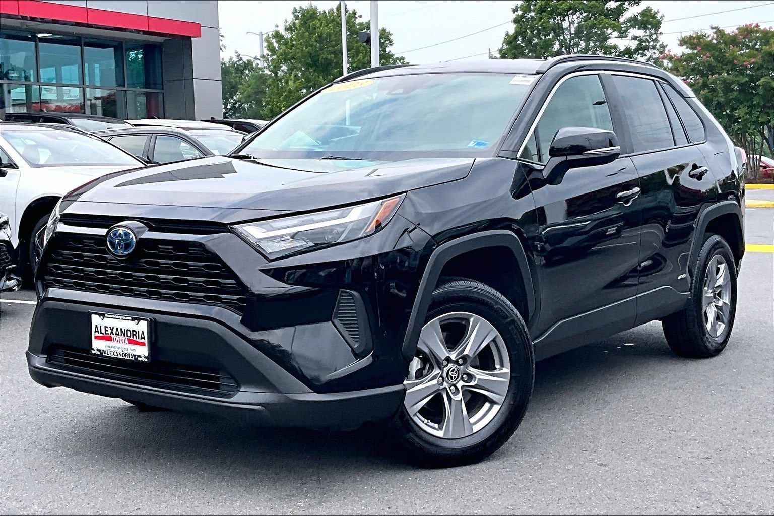 Used 2023 Toyota RAV4 LE AWD/4WD image 1