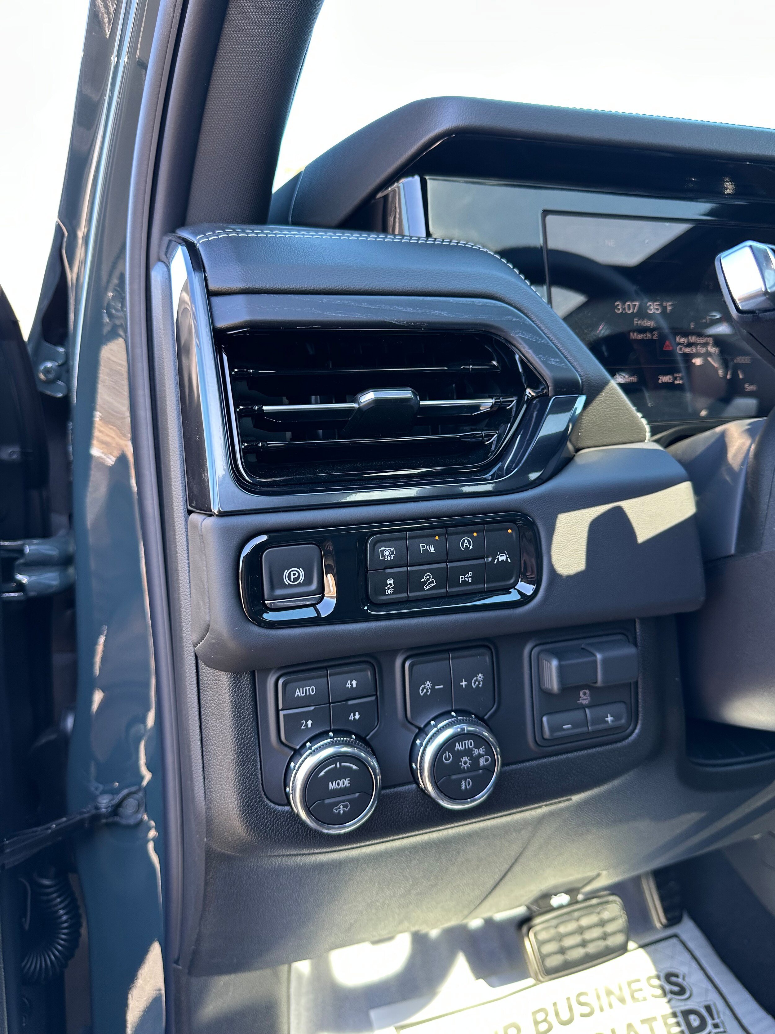 New 2026 GMC Yukon XL AT4 Ultimate AWD/4WD image 13