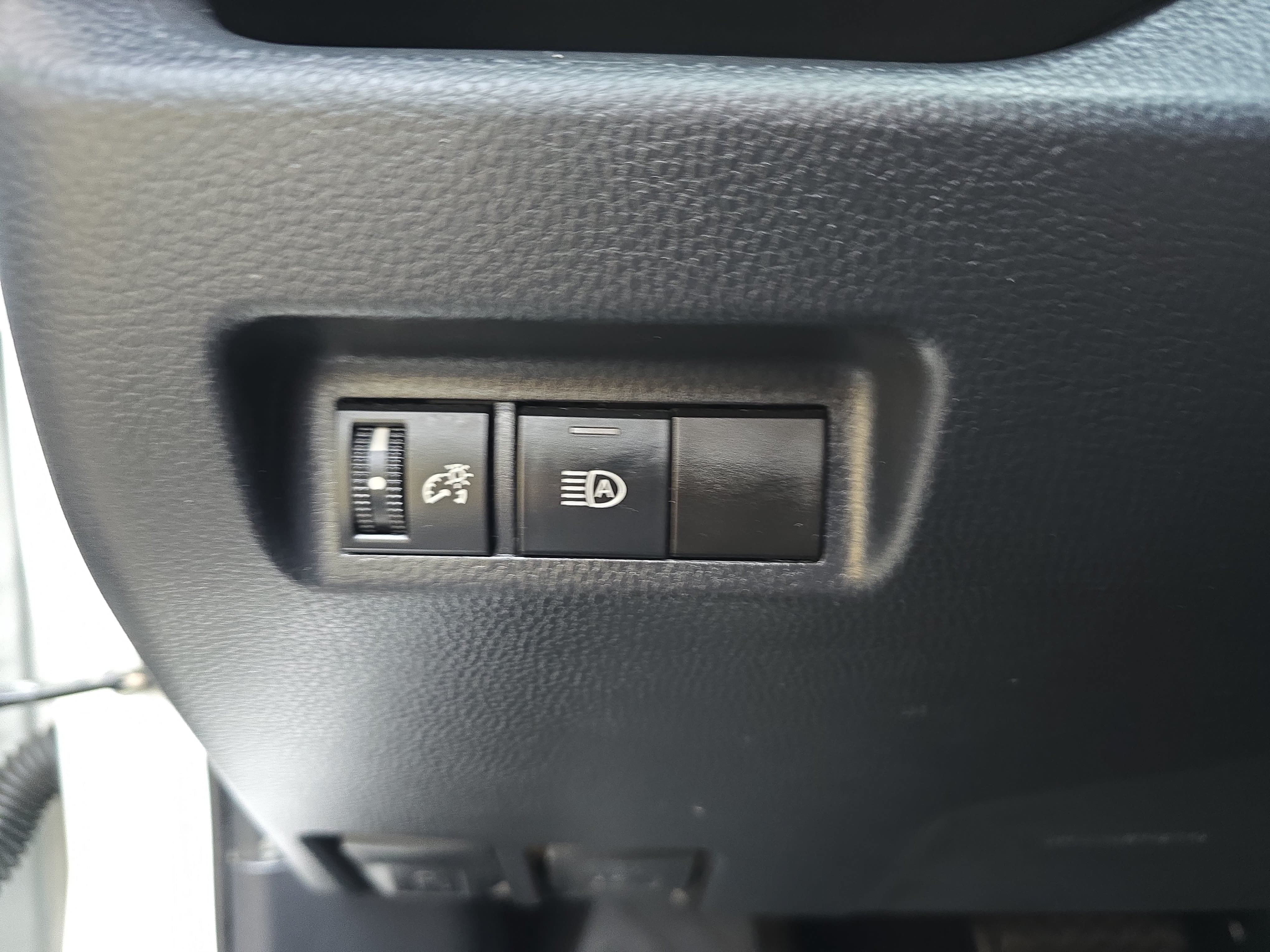 Used 2020 Toyota RAV4 LE FWD image 25