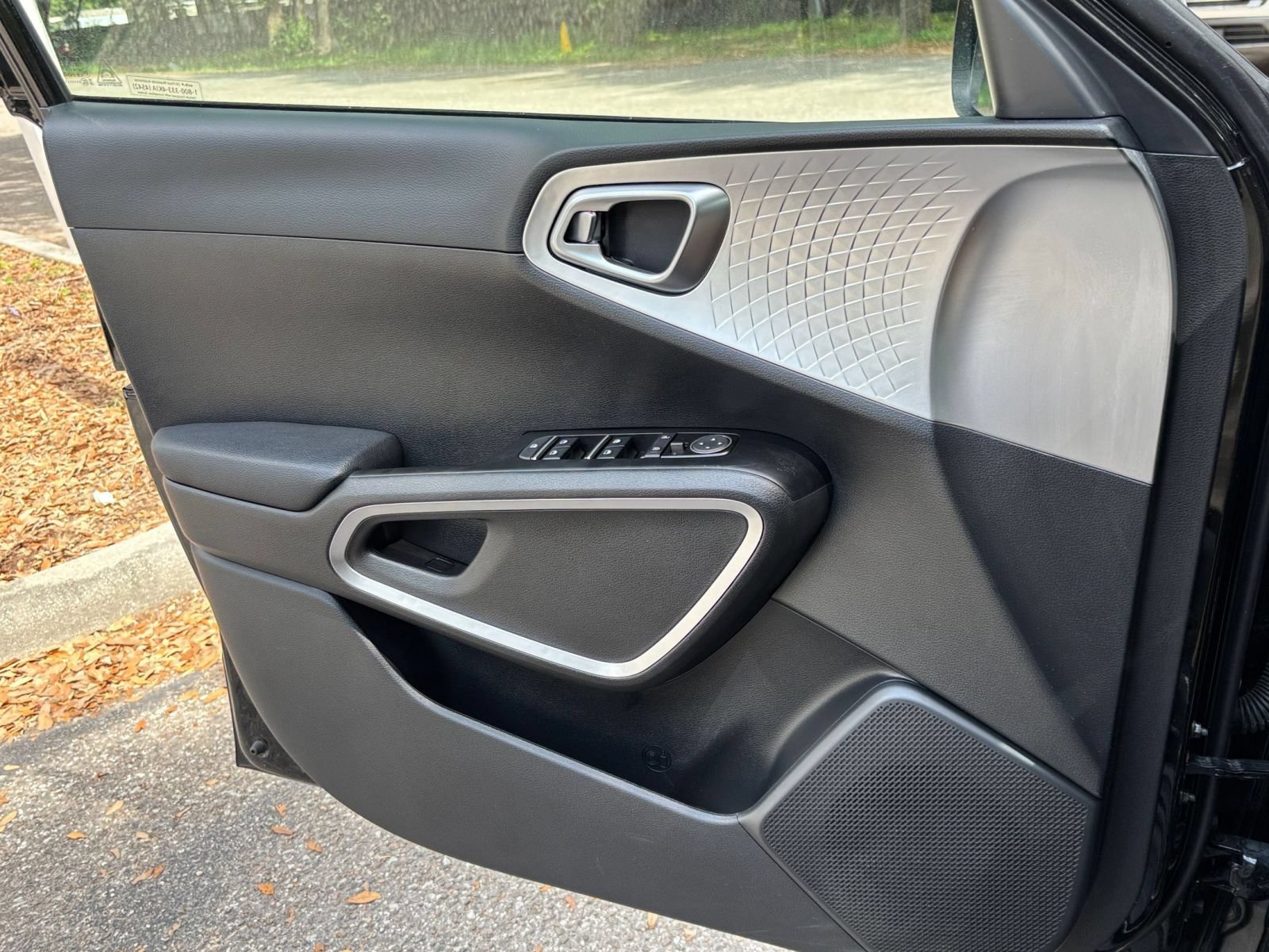 Used 2025 Kia Soul LX w/ LX Technology Package FWD image 18