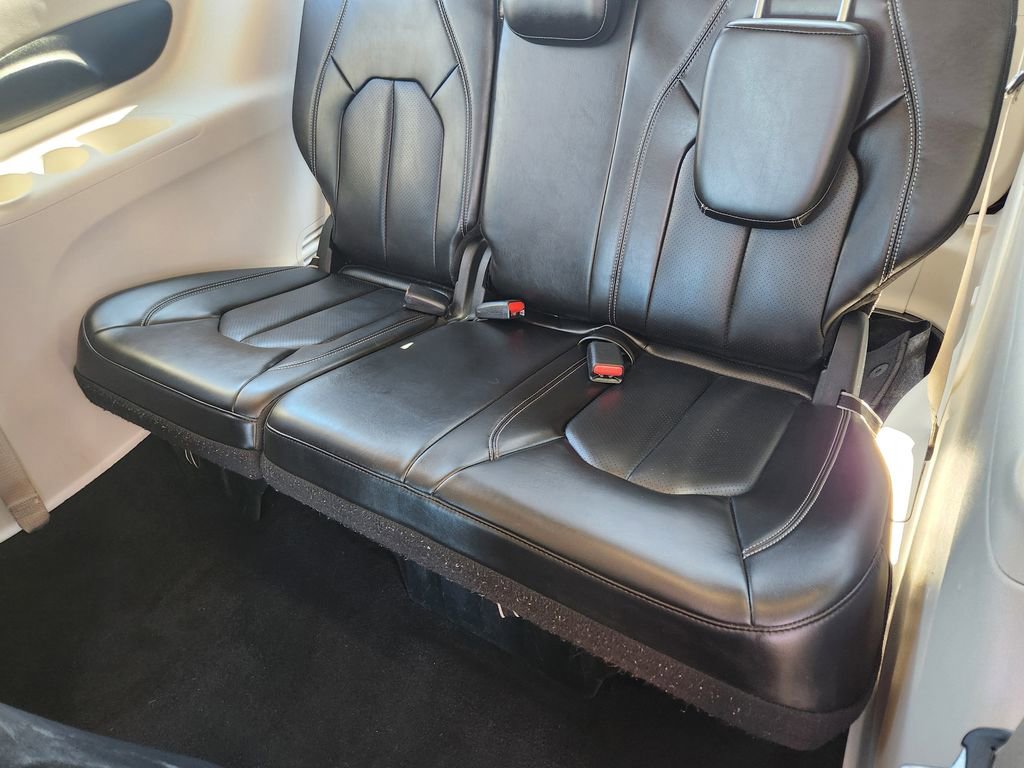 Used 2024 Chrysler Pacifica Select image 18