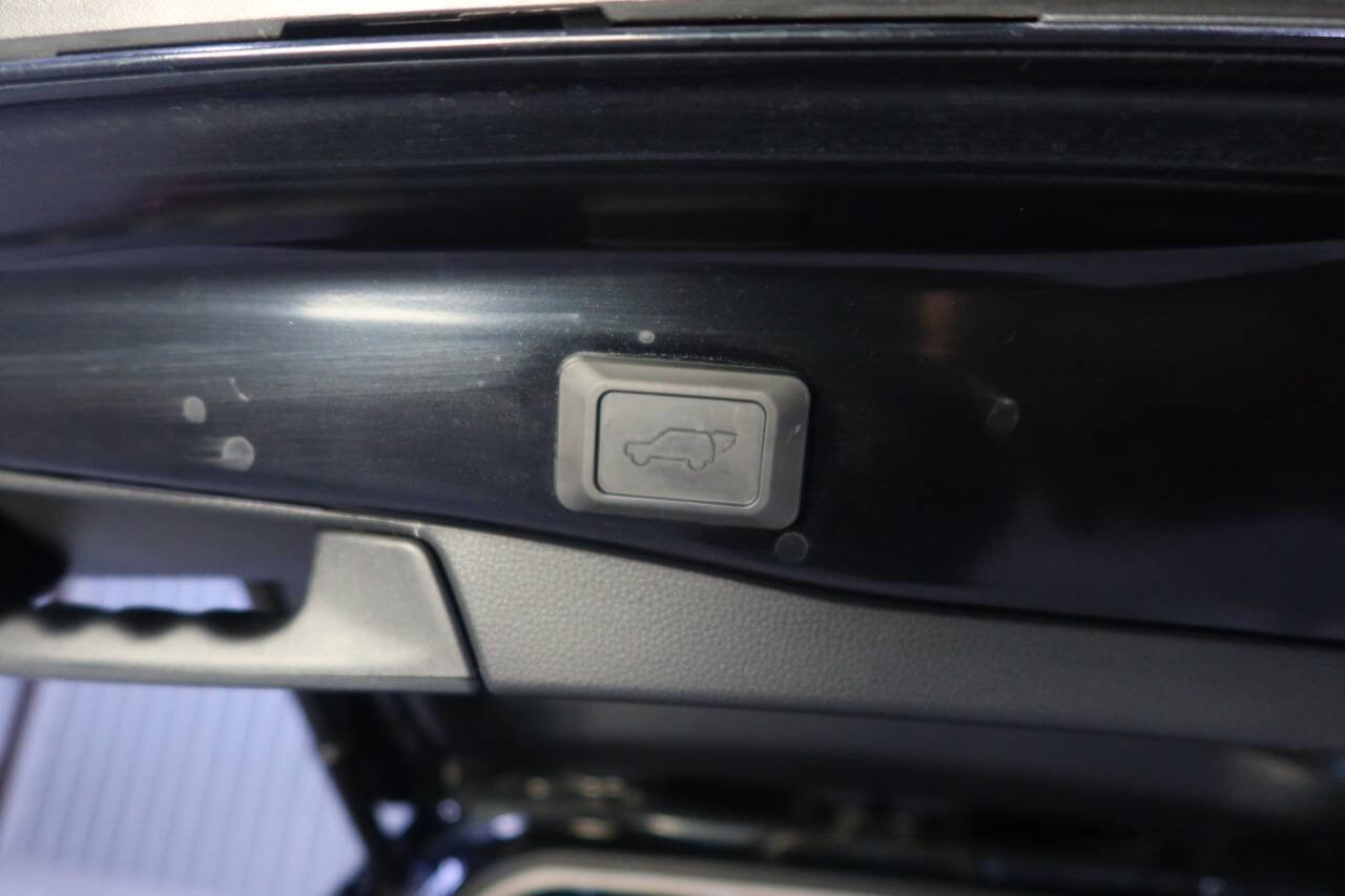 Used 2020 Toyota RAV4 XLE Premium image 25