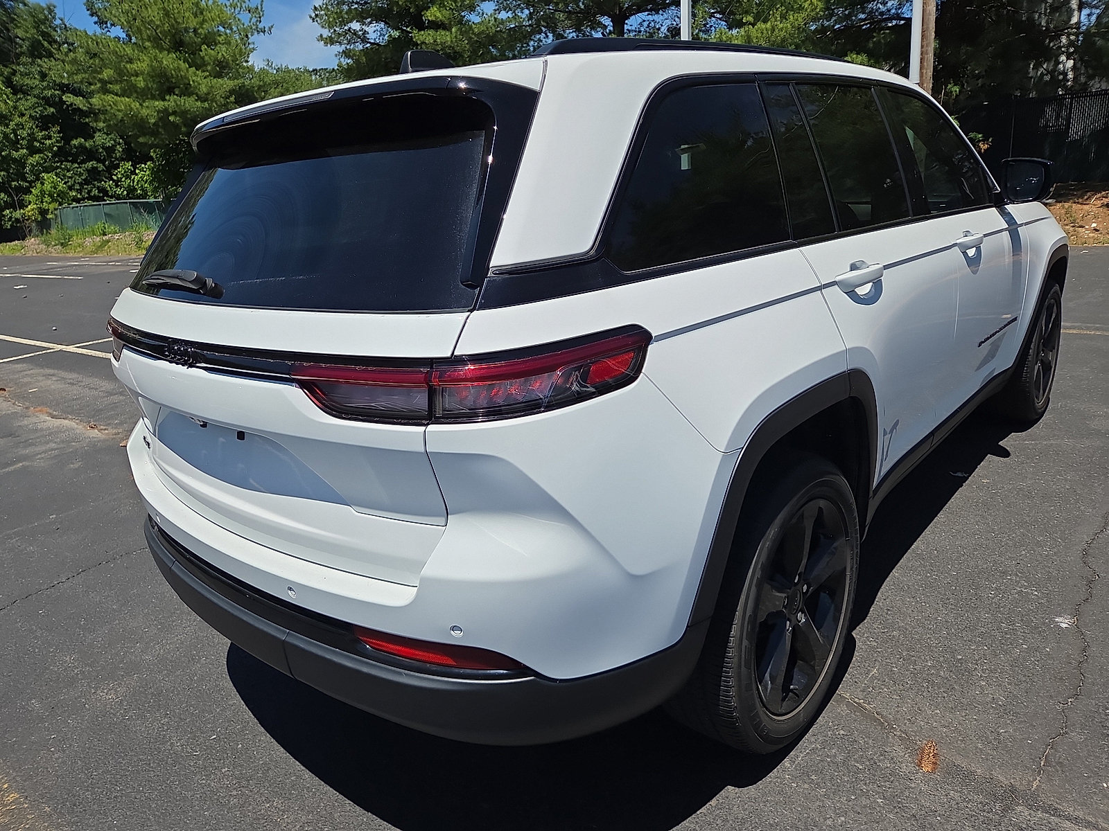 Used 2023 Jeep Grand Cherokee Altitude AWD/4WD image 3