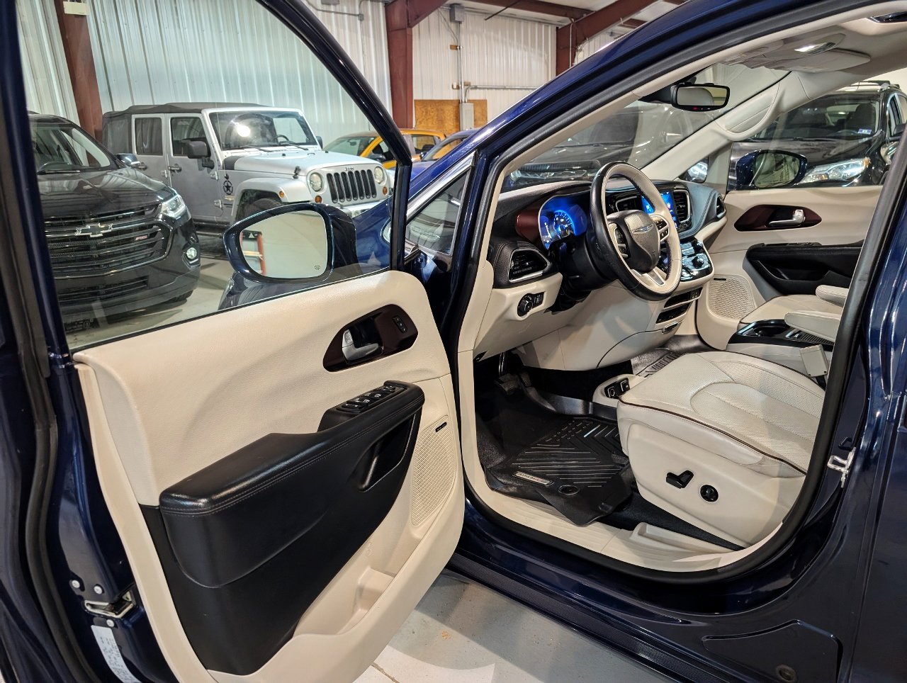 Used 2017 Chrysler Pacifica Limited image 17