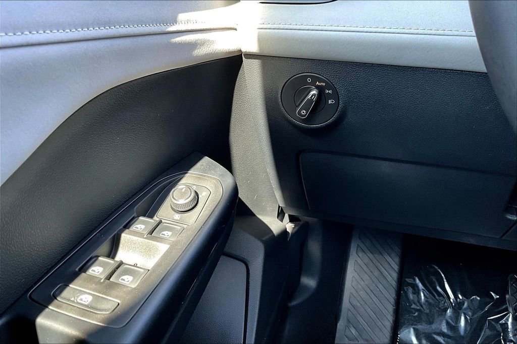 New 2026 Volkswagen Taos SE image 16