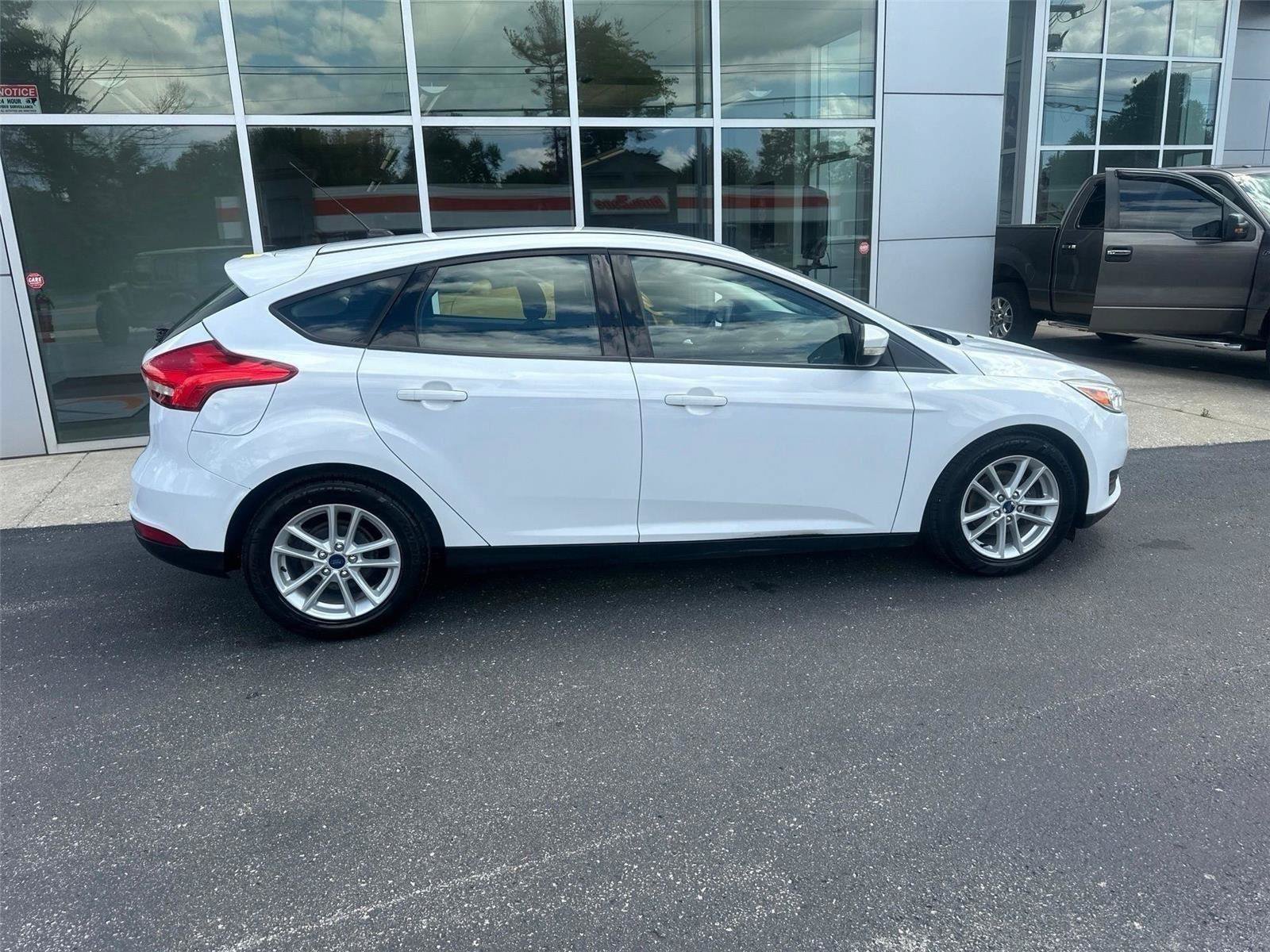 Used 2017 Ford Focus SE FWD image 2