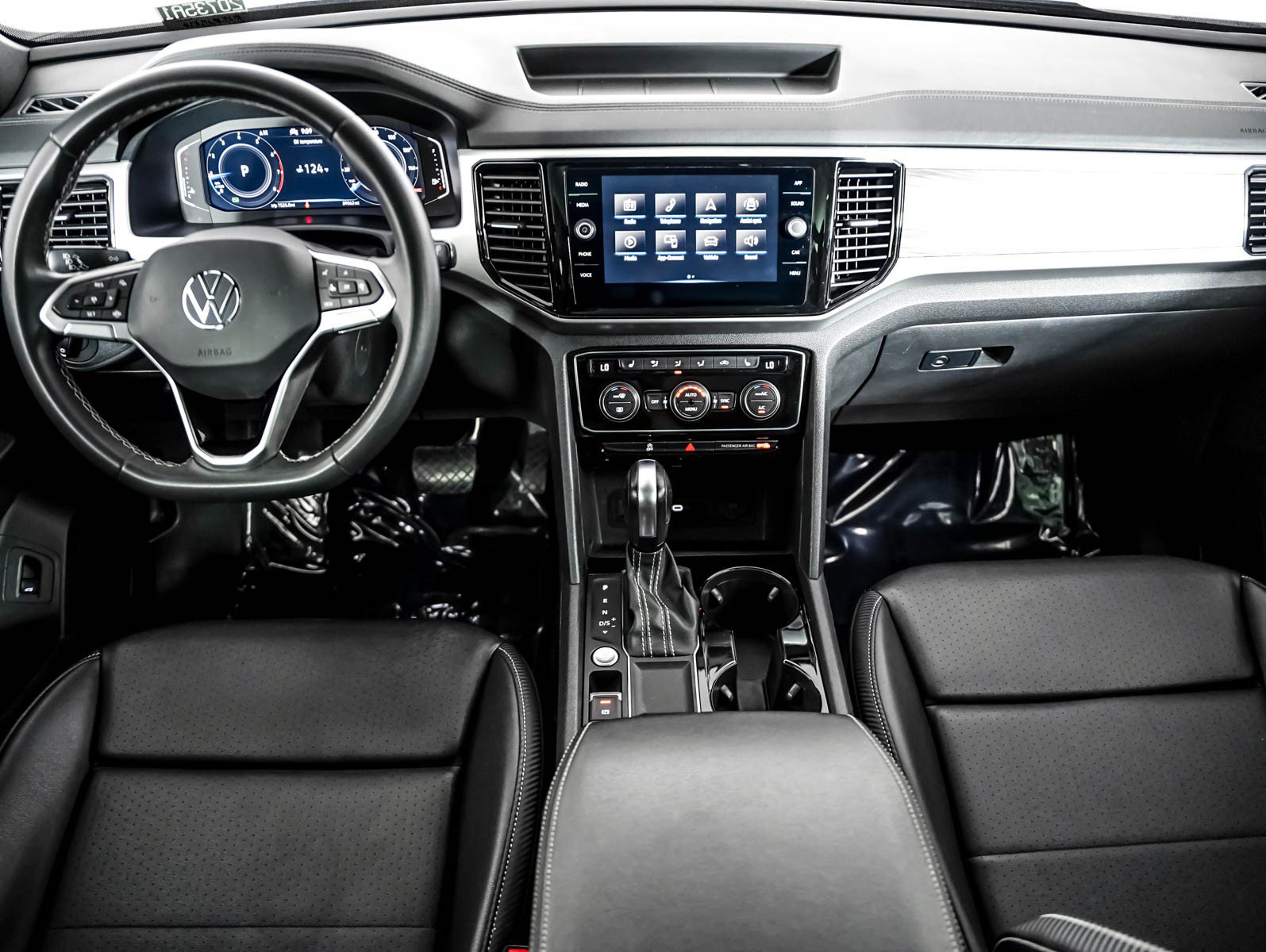 Used 2023 Volkswagen Atlas Cross Sport SE w/ Panoramic Sunroof Package FWD image 9