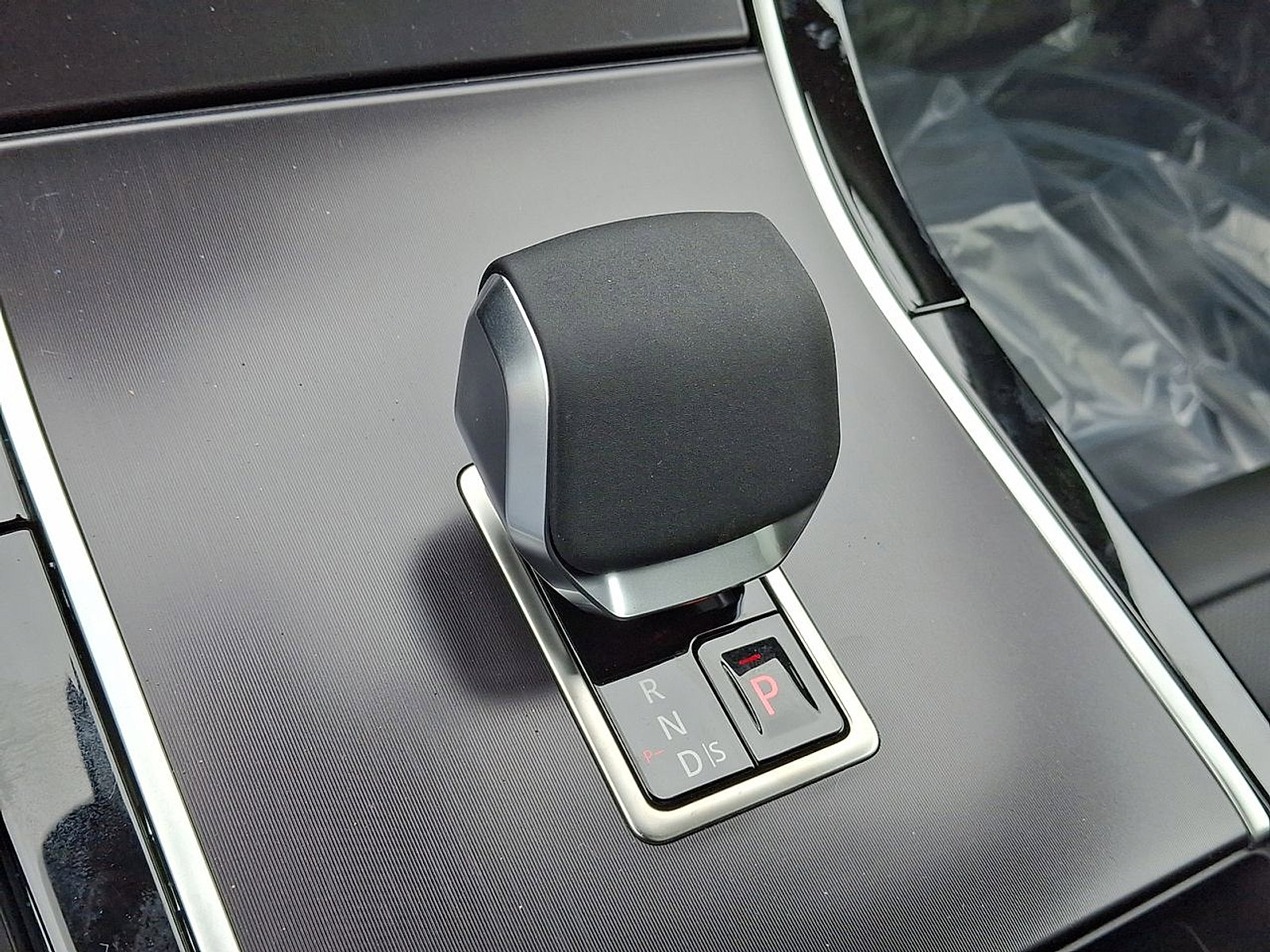 Certified 2026 Land Rover Range Rover Velar Dynamic SE image 25