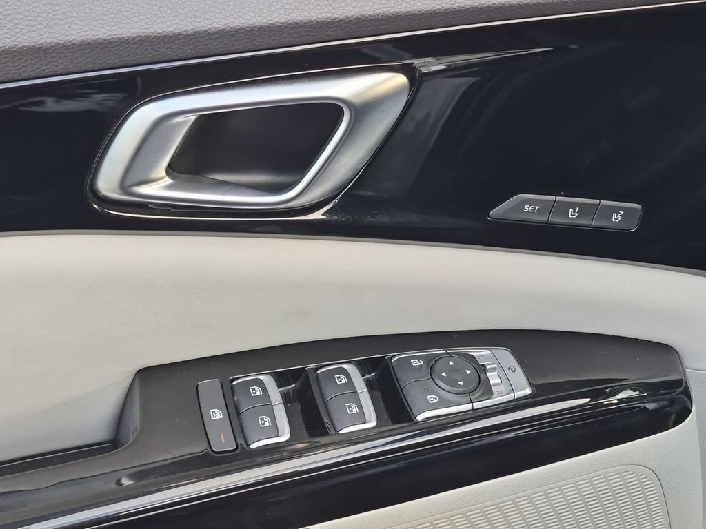 Certified 2023 Kia Carnival SX FWD image 23