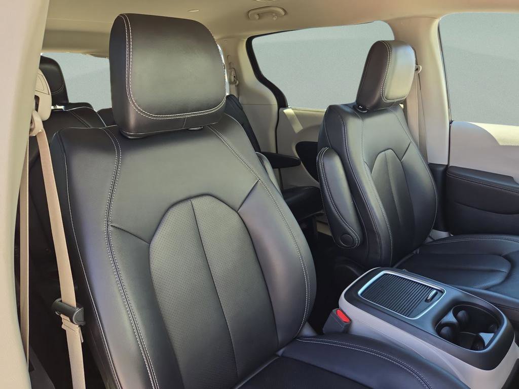 Used 2024 Chrysler Pacifica Touring-L image 32