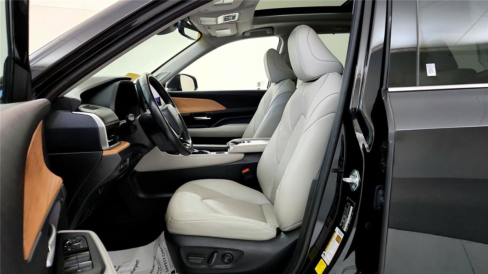 Used 2024 Toyota Grand Highlander Limited image 32