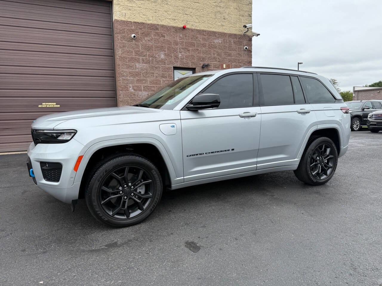 Used 2023 Jeep Grand Cherokee 30th Anniversary image 3
