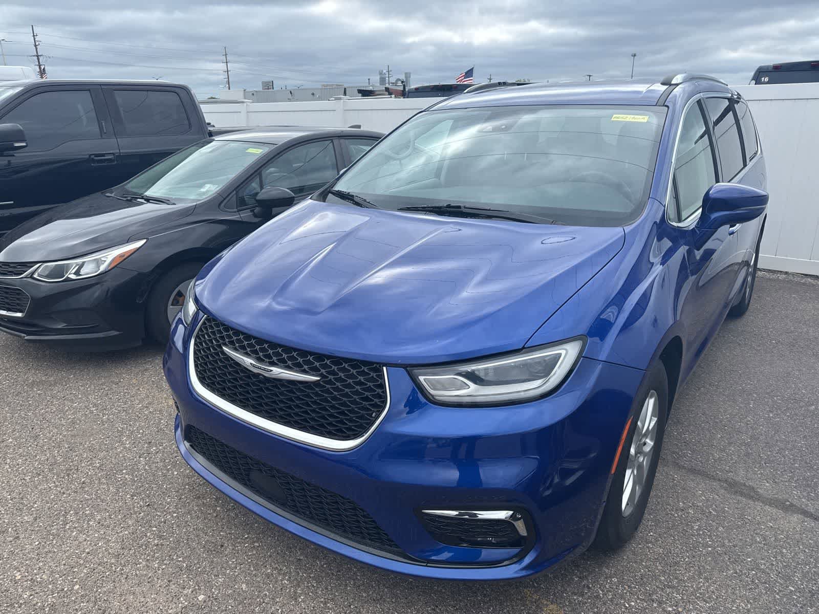 Used 2021 Chrysler Pacifica Touring-L w/ Uconnect Theater Family Group FWD image 2