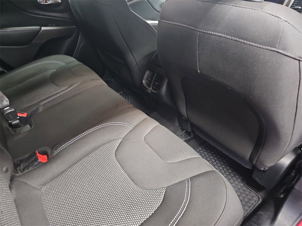 Used 2019 Jeep Cherokee Latitude w/ Cold Weather Group image 11