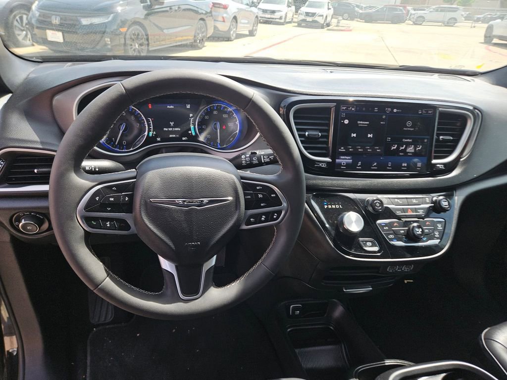 Used 2025 Chrysler Pacifica Select image 17