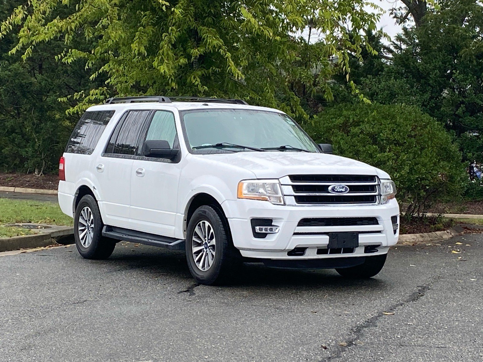 Used 2017 Ford Expedition XLT w/ Equipment Group 202A AWD/4WD image 2