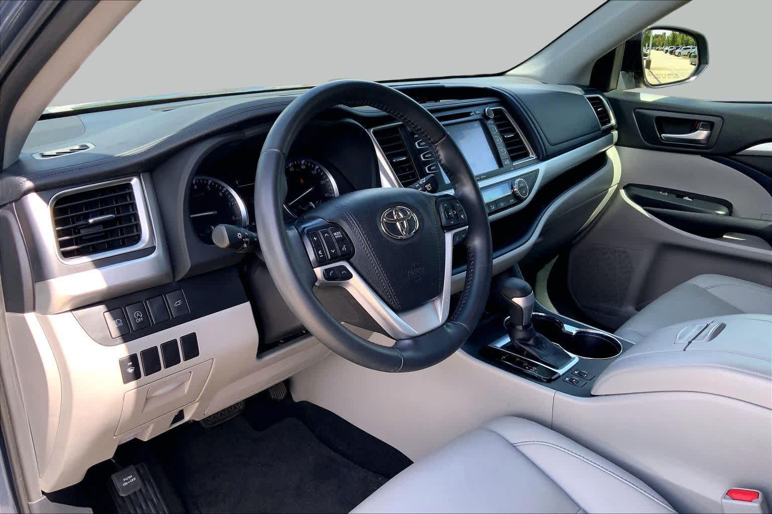 Used 2019 Toyota Highlander XLE AWD/4WD image 18