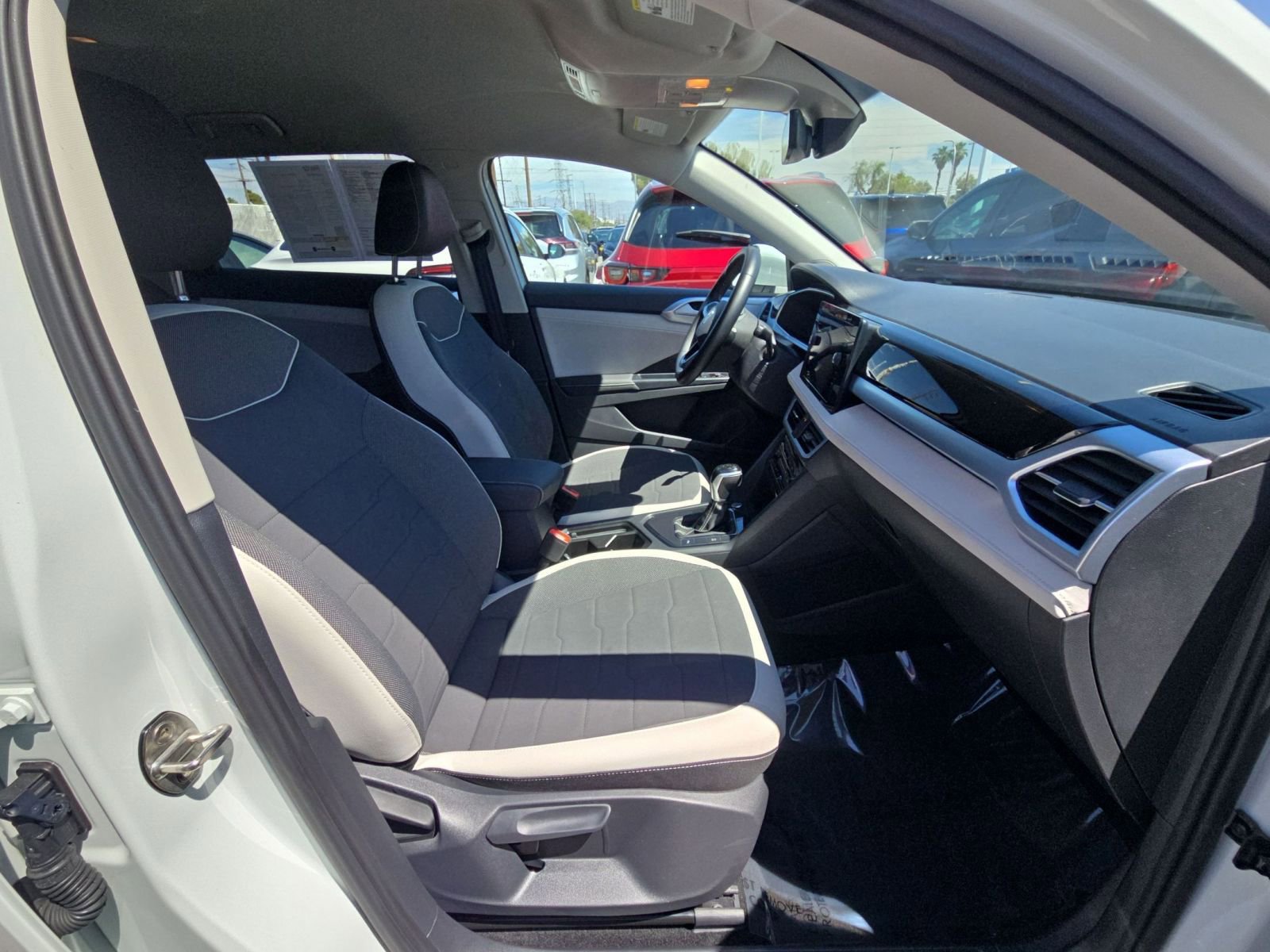 Used 2025 Volkswagen Taos SE FWD image 17