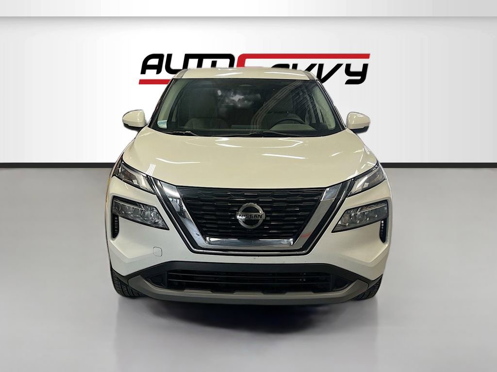 Used 2021 Nissan Rogue SV image 2