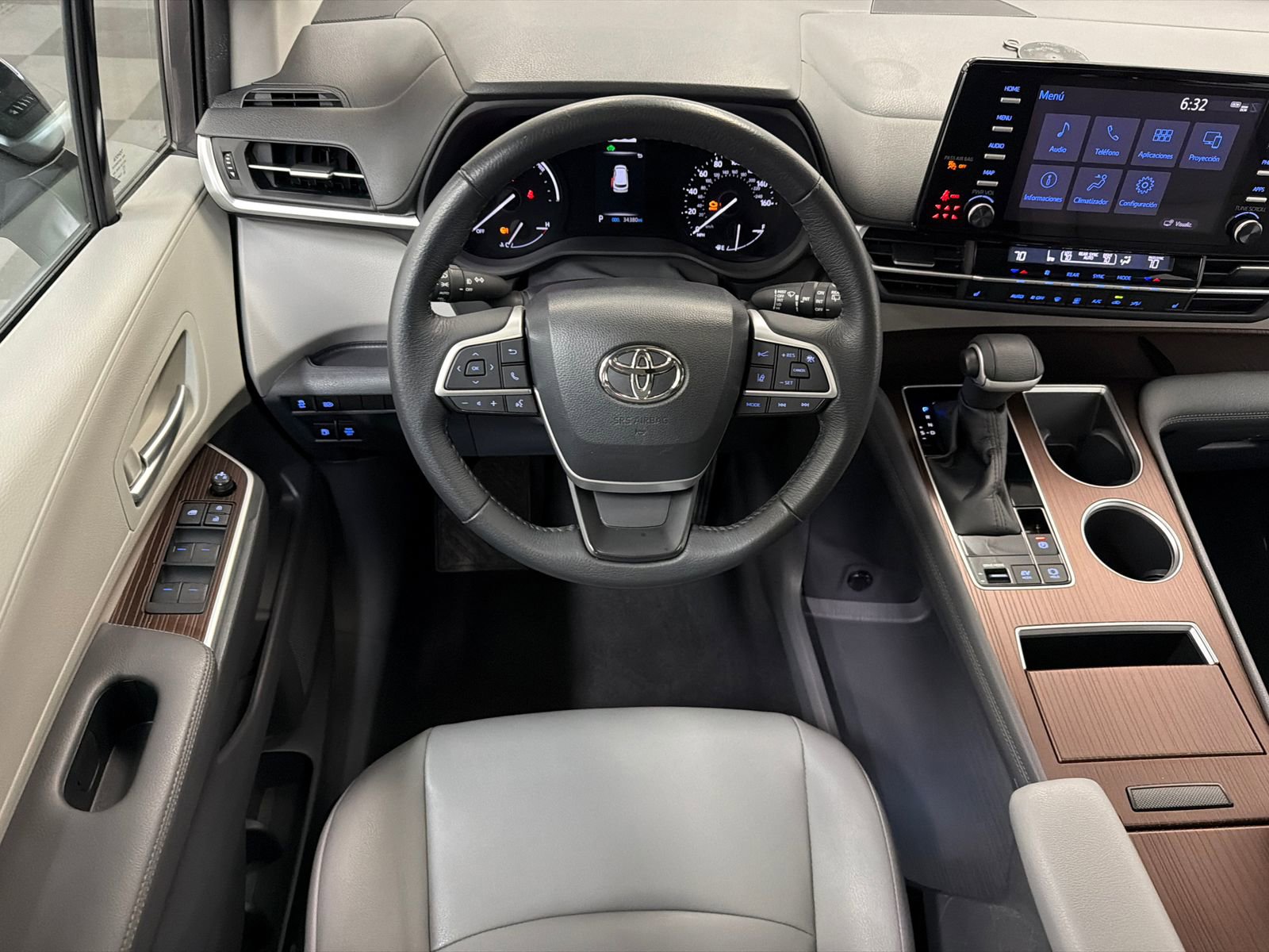 Used 2023 Toyota Sienna XLE FWD image 22