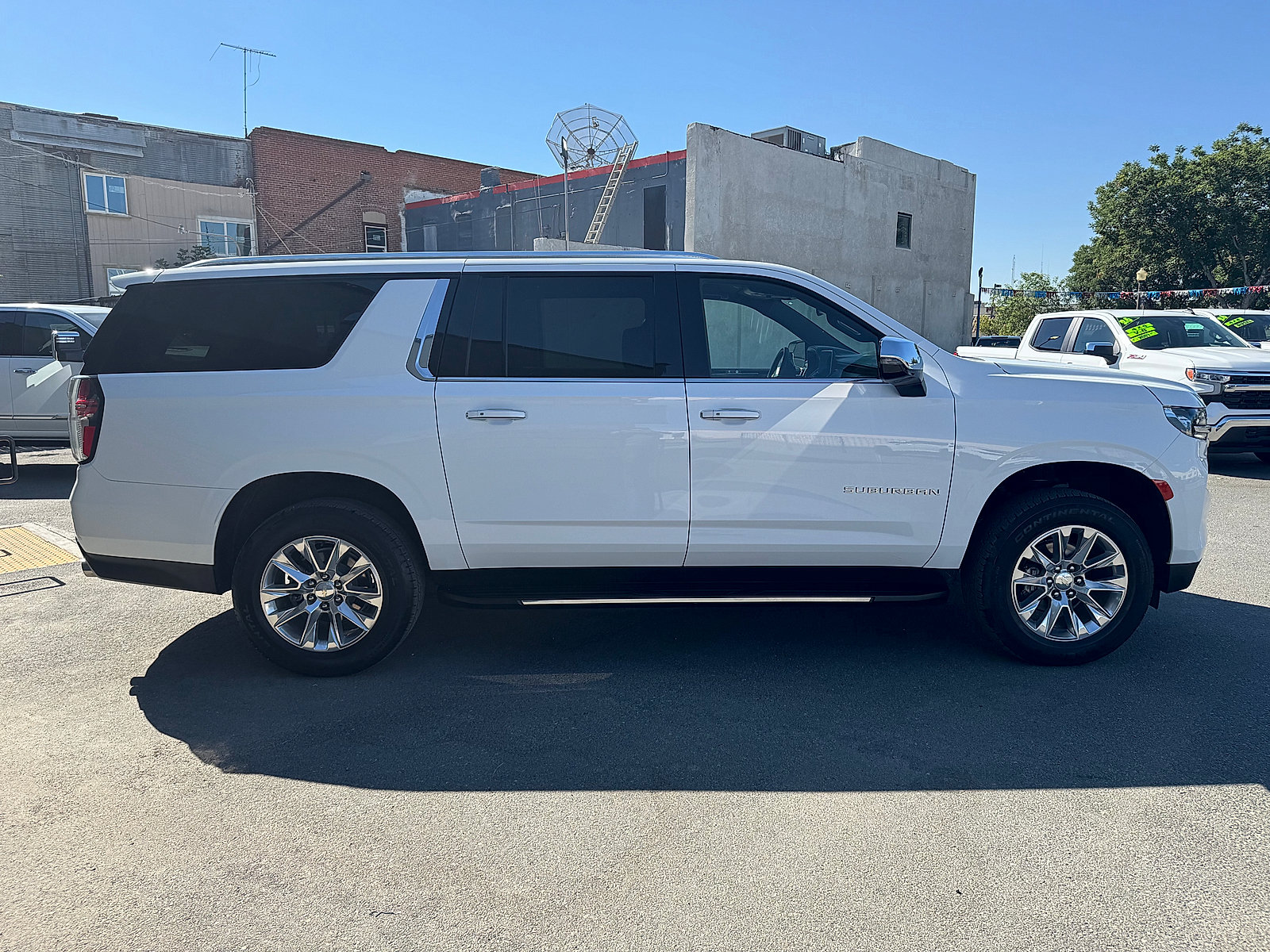 Used 2023 Chevrolet Suburban Premier RWD image 2