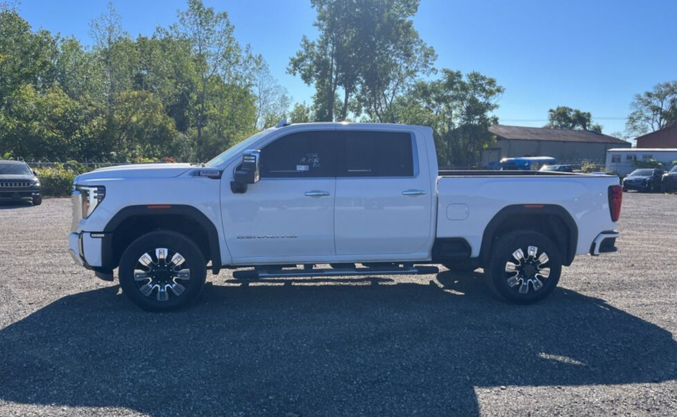 Used 2024 GMC Sierra 2500 Denali AWD/4WD image 3