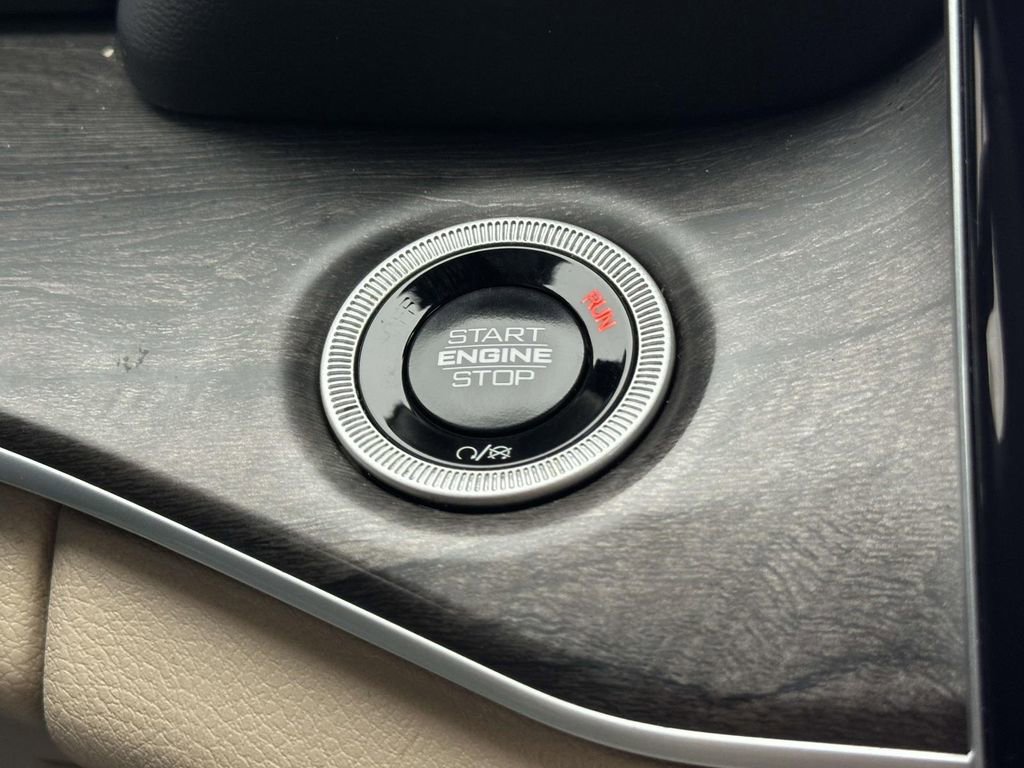 Used 2024 Jeep Grand Cherokee Limited image 31