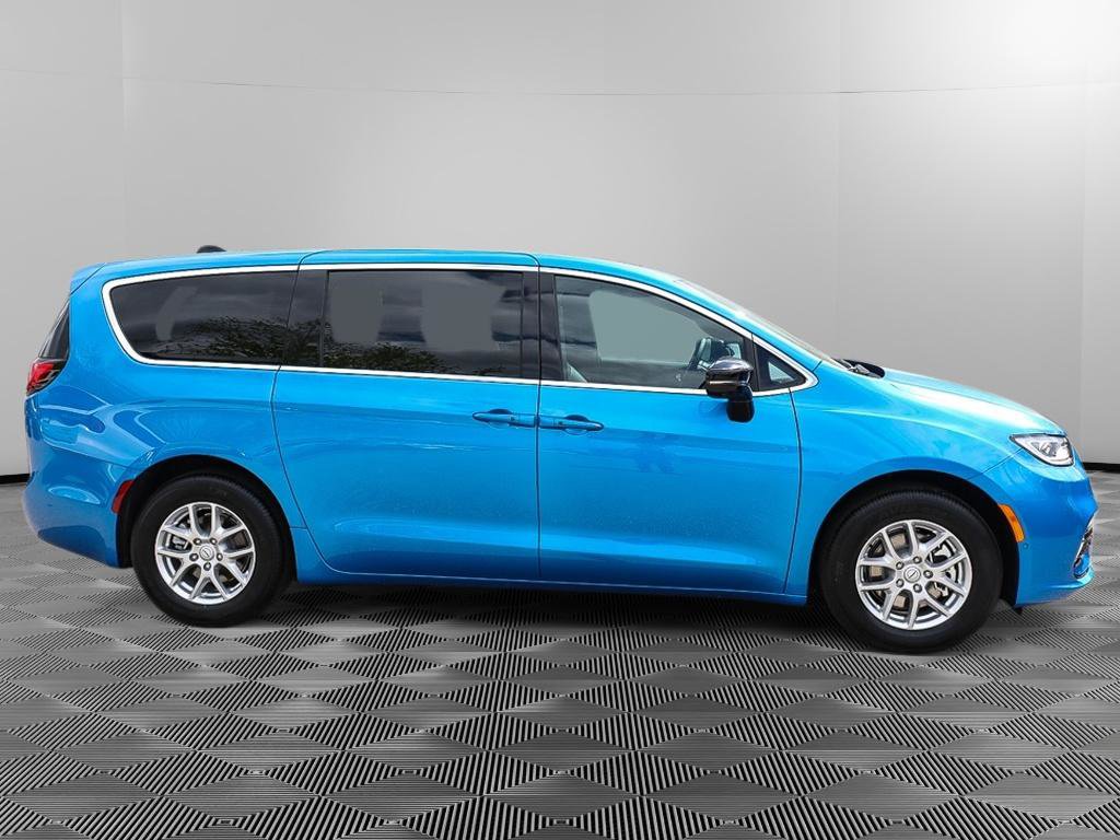 New 2026 Chrysler Pacifica Select FWD image 8