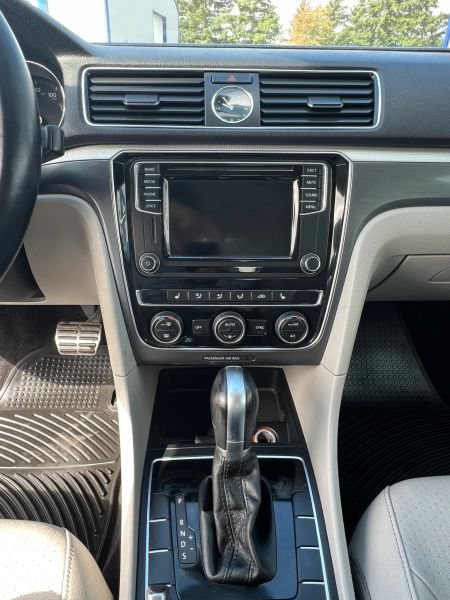 Used 2017 Volkswagen Passat 1.8T R-Line FWD image 32