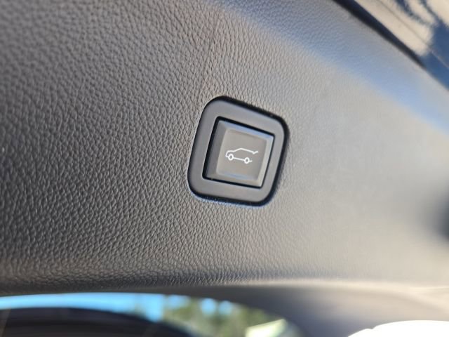 Used 2023 Buick Enclave Essence image 11