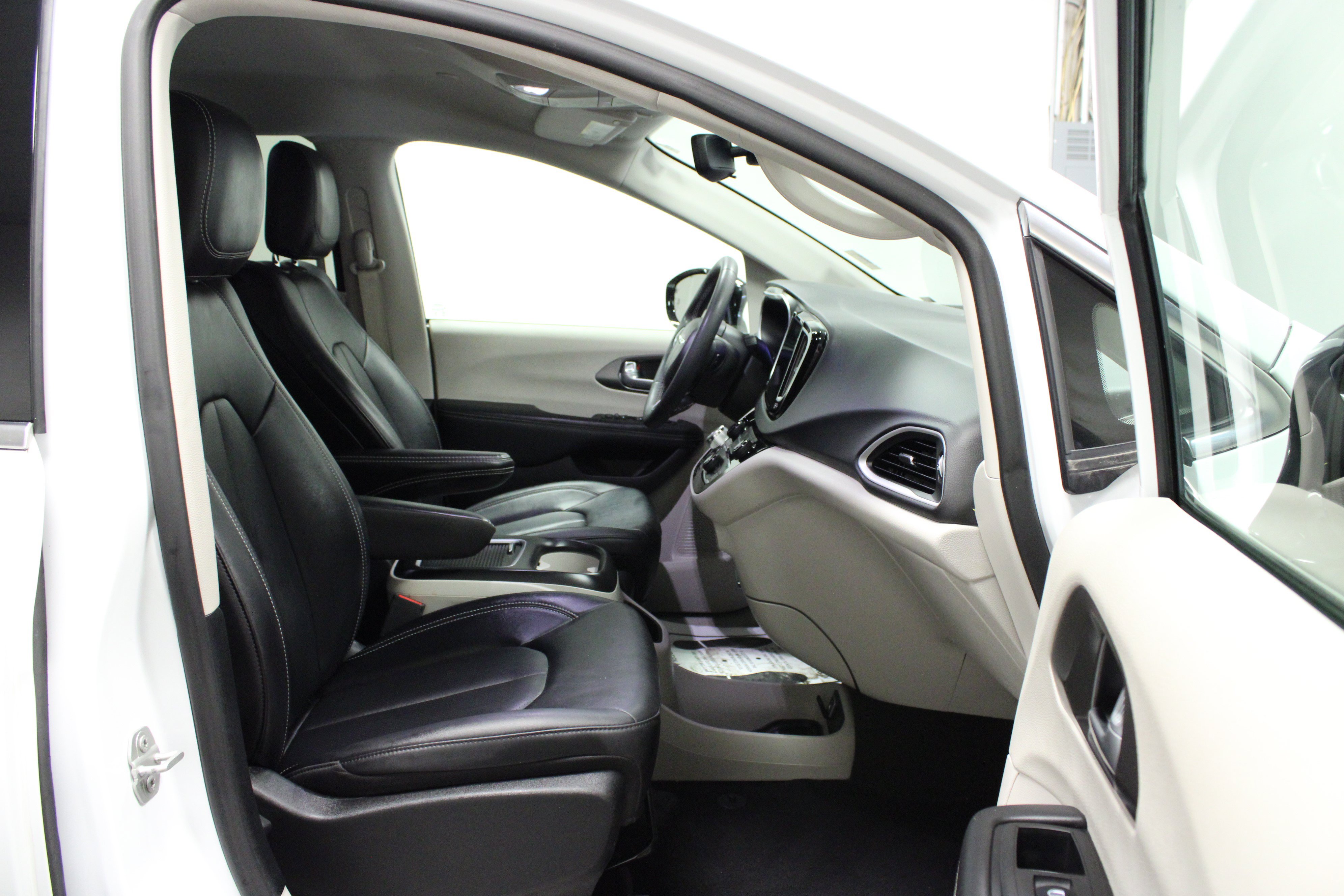 Used 2024 Chrysler Pacifica Touring-L FWD image 17